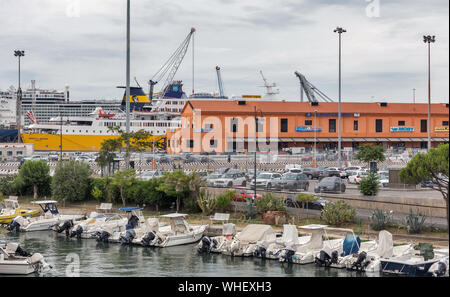 LIVORNO, Italia - Luglio 11, 2019: Moby Ferry Terminal in porto. Moby Lines è una spedizione italiana società che gestisce i traghetti e cruiseferries tra Foto Stock