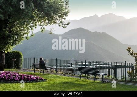 Daybreak su Ravello, il giardino del famoso Belvedere. Molti film girati qui. Beat the Devil (1953), con Bogart, regista John Huston. Foto Stock