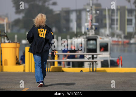 Oxnard, Stati Uniti d'America. 2 Sep, 2019. Un agente FBI arriva presso l'U.S. Stazione della Guardia costiera Isole del Canale in Oxnard in California, negli Stati Uniti il 7 settembre 2, 2019. Un totale di 34 persone sono dispersi e cinque membri di equipaggio sono stati liberati dopo una barca ha preso fuoco spento Isola di Santa Cruz in California del Sud inizio lunedì mattina, secondo una conferenza stampa presso la Stazione della Guardia Costiera Isole del Canale in Oxnard in California. Credito: Li Ying/Xinhua/Alamy Live News Foto Stock