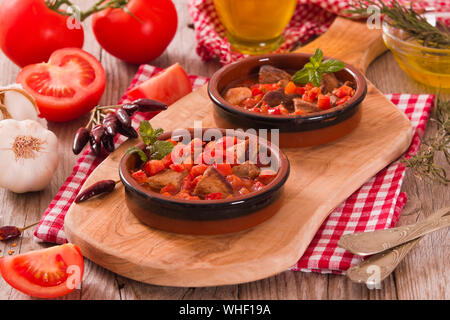 Marinata di lombo di maiale in salsa di pomodoro. Foto Stock