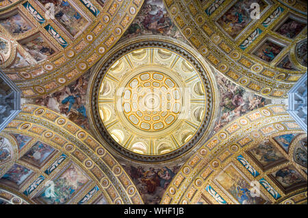 Sun getti su affreschi della cupola barocca della chiesa del Gesù Nuovo, che cominciò la costruzione nel 1584 e sopravvissuto ad un colpo diretto da una bomba nel 1943 Foto Stock