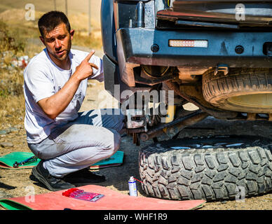 La Land Rover deve essere riparata mentre si trova su Silk Road Foto Stock