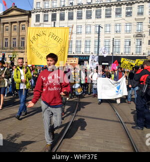 Ribellione settentrionale manifestanti, parte del movimento globale estinzione della ribellione, marciò attraverso Manchester, UK, e ha tenuto una serie di die-ins per sollecitare l azione sul cambiamento climatico il 2 settembre, 2019. Protesta i siti inclusi Barclays Bank, Primark store e la banca HSBC. Questo è stato il quarto giorno di una protesta che ha bloccato Deansgate, una strada principale nel centro di Manchester. Foto Stock