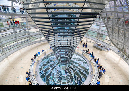 Berlino, Germania - 4 Maggio 2019 - l'interno della cupola di vetro sulla parte superiore del ricostruito Edificio del Reichstag a Berlino, Germania. Foto Stock