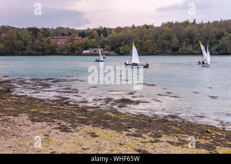 Il Menai strait è uno stretto tratto di basse acque di marea circa 25 km di lunghezza, che separa l'isola di Anglesey dalla terraferma del Galles. Foto Stock