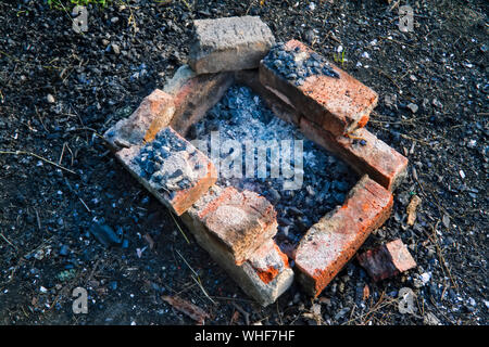 Estinto in casa Red Brick barbecue nella foresta di close-up. Foto Stock