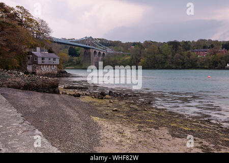 Il Menai strait è uno stretto tratto di basse acque di marea circa 25 km di lunghezza, che separa l'isola di Anglesey dalla terraferma del Galles. Foto Stock