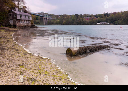 Il Menai strait è uno stretto tratto di basse acque di marea circa 25 km di lunghezza, che separa l'isola di Anglesey dalla terraferma del Galles. Foto Stock