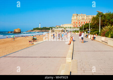 BIARRITZ, Francia - 18 settembre 2018: Promenade presso la Grande Plage, spiaggia pubblica a Biarritz città sul Golfo di Biscaglia sulla costa atlantica in F Foto Stock