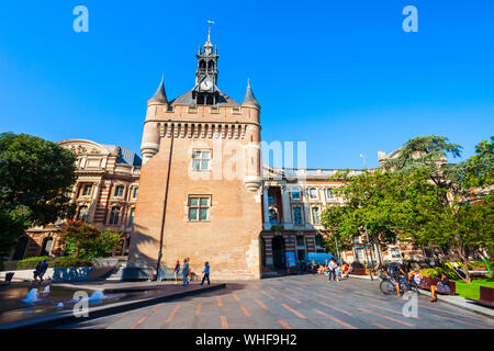 TOULOUSE, Francia - 20 settembre 2018: Capitole mastio o sotterraneo medievale torre a Place du Capitole di Tolosa. Ora è il centro di informazioni turistiche su off Foto Stock
