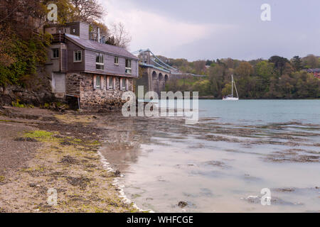 Il Menai strait è uno stretto tratto di basse acque di marea circa 25 km di lunghezza, che separa l'isola di Anglesey dalla terraferma del Galles. Foto Stock