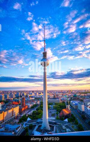 Una vista dalla torre della televisione (Fernsehturm) sopra la città di Berlino, Germania al tramonto. Foto Stock