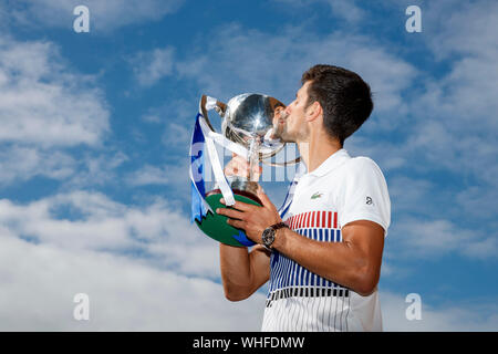 Aegon International 2017- Eastbourne - Inghilterra - ATP Uomini Singoli finale. Novak Djokovic di Serbia kissing Aegon trophy, egli ha sconfitto Gael Monfils di F Foto Stock