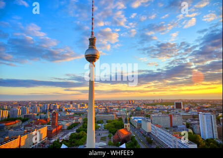 Una vista dalla torre della televisione (Fernsehturm) sopra la città di Berlino, Germania al tramonto. Foto Stock