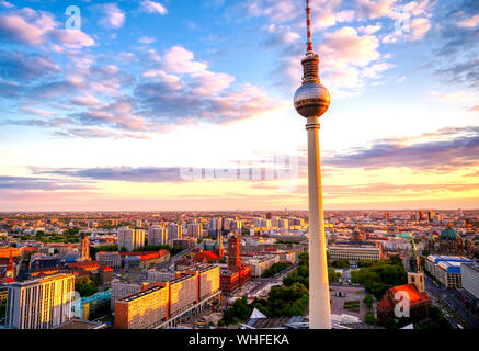 Una vista dalla torre della televisione (Fernsehturm) sopra la città di Berlino, Germania al tramonto. Foto Stock