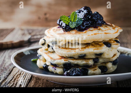 In casa berry pancake freschi dessert estivo con mirtilli su tavola in legno rustico, vicino il fuoco selettivo Foto Stock