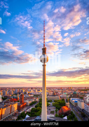 Una vista dalla torre della televisione (Fernsehturm) sopra la città di Berlino, Germania al tramonto. Foto Stock