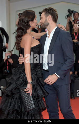 Venezia, Italia. 02Sep, 2019. 76° Festival del Cinema di Venezia 2019, tappeto rosso film 'ÄòMartin Eden'Äô. Nella foto: Alex Belli, Delia Duran Credit: Indipendente Agenzia fotografica/Alamy Live News Foto Stock