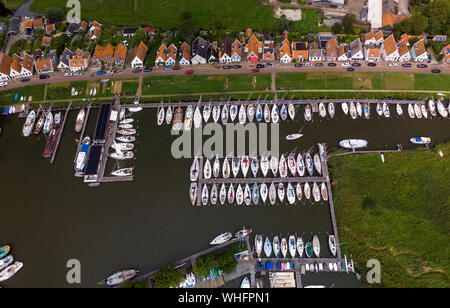 Top down vista aerea della marina area del porto per imbarcazioni da diporto e barche a vela con tipiche case del villaggio olandese di Durgerdam vicino ad Amsterdam Foto Stock