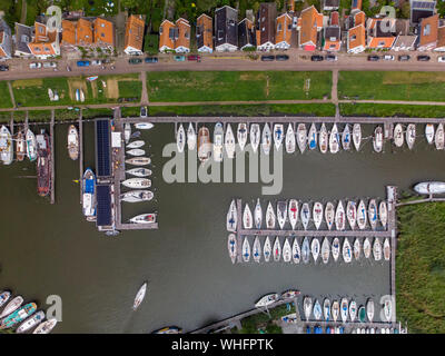 Top down vista aerea della marina area del porto per imbarcazioni da diporto e barche a vela con tipiche case del villaggio olandese di Durgerdam vicino ad Amsterdam Foto Stock