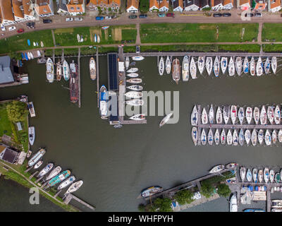 Top down vista aerea della marina area del porto per imbarcazioni da diporto e barche a vela con tipiche case del villaggio olandese di Durgerdam vicino ad Amsterdam Foto Stock