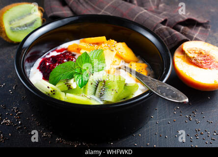 Fiocchi di avena con frutta fresca e frutta fresca Foto Stock