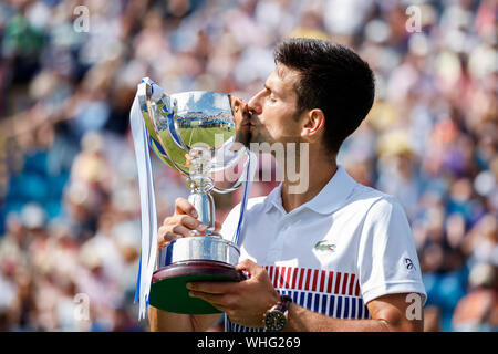 Aegon International 2017- Eastbourne - Inghilterra - ATP Uomini Singoli finale. Novak Djokovic di Serbia kissing Aegon trophy, egli ha sconfitto Gael Monfils di F Foto Stock