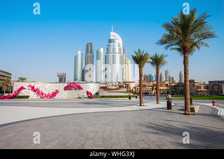 DUBAI, Emirati Arabi Uniti - 24 febbraio 2019: passeggiata vicino al Burj Khalifa Tower di Dubai e Centro commerciale di Dubai in Dubai City negli Emirati Arabi Uniti Foto Stock