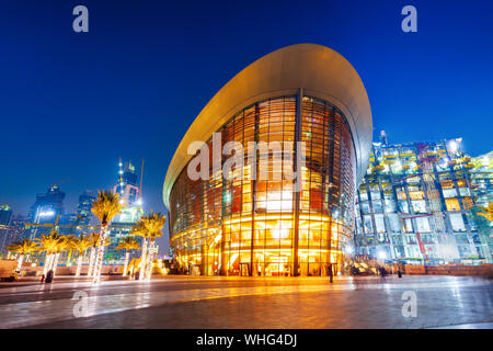 DUBAI, Emirati Arabi Uniti - 25 febbraio 2019: Dubai Opera è un Performing Arts Centre si trova nel centro cittadino di Dubai negli Emirati arabi uniti Foto Stock