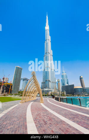 DUBAI, Emirati Arabi Uniti - 26 febbraio 2019: passeggiata vicino al Burj Khalifa Tower di Dubai e Centro commerciale di Dubai in Dubai City negli Emirati Arabi Uniti Foto Stock