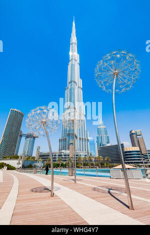 DUBAI, Emirati Arabi Uniti - 26 febbraio 2019: passeggiata vicino al Burj Khalifa Tower di Dubai e Centro commerciale di Dubai in Dubai City negli Emirati Arabi Uniti Foto Stock