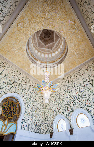 ABU DHABI, Emirati Arabi Uniti - 28 febbraio 2019: Lampadario nella sala da preghiera e della Sheikh Zayed Grande Moschea, la più grande moschea degli Emirati Arabi, situato ad Abu Dhabi Foto Stock