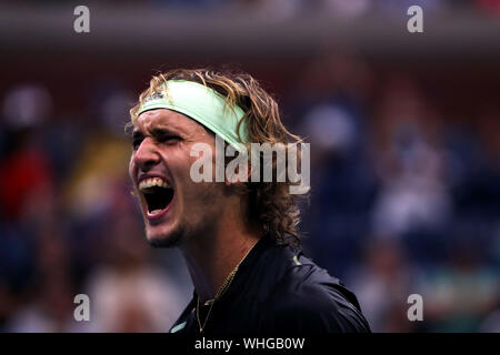 New York, Stati Uniti. 02Sep, 2019. Flushing Meadows, New York, Stati Uniti - 2 settembre 2019. Il numero di semi di 6 Alexander Zverev della Germania reagisce al punto durante il suo quarto round match contro Diego Schwartzman di Argentina a noi oggi aperto. Credito: Adam Stoltman/Alamy Live News Foto Stock