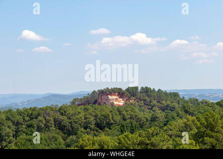 Sentiero ocra in Roussillon Sentier des Ocres, percorso escursionistico in una naturale area colorata di rosso e di giallo scogliere in disuso pigmento ocra surrou cava Foto Stock