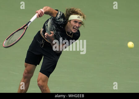 New York, Stati Uniti d'America. 02Sep, 2019. Alexander Zverev, della Germania, serve a Diego Schwartzman, in Argentina, nel quarto round di Arthur Ashe Stadium al 2019 US Open Tennis campionati a USTA Billie Jean King National Tennis Center lunedì 2 settembre 2019 a New York City. Foto di Ray Stubblebine/UPI Credito: UPI/Alamy Live News Foto Stock