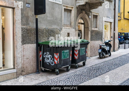 Verona, Italia - 27 Luglio 2019: TCity cestini portarifiuti sul lato della strada a Verona Italia Foto Stock