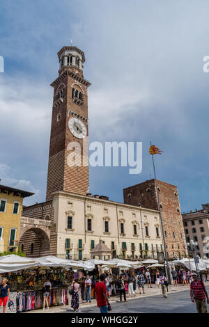 Verona, Italia - 27 Luglio 2019: Il vecchio clocktower nel centro di Verona Foto Stock