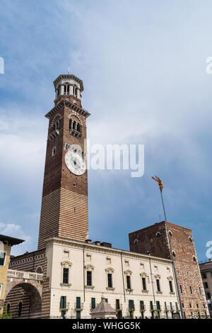 Verona, Italia - 27 Luglio 2019: Il vecchio clocktower nel centro di Verona Foto Stock