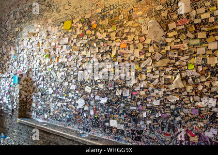 Verona, Italia - 27 Luglio 2019: note sentimentale lasciato sulle pareti del cortile sotto il balcone di Giulietta nella città di Verona Foto Stock