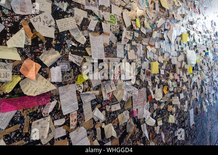 Verona, Italia - 27 Luglio 2019: note sentimentale lasciato sulle pareti del cortile sotto il balcone di Giulietta nella città di Verona Foto Stock