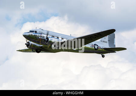 JAGEL, Germania - giu 13, 2019: annata II Guerra Mondiale warbird Douglas DC-3 Dakota trasporti aereo decolla da Jagel airbase durante il D-Day 75 mem Foto Stock