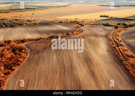 Bella vista aerea di pianura paesaggio di campi coltivati da fuco pov Foto Stock