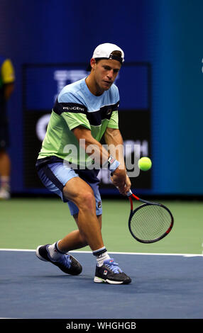 New York, Stati Uniti. 02Sep, 2019. Flushing Meadows, New York, Stati Uniti - 2 settembre 2019. Diego Schwartzman dell Argentina restituisce un colpo al numero 6 seme Alexander Zverev della Germania durante il loro quarto round match contro a noi oggi aperto. Credito: Adam Stoltman/Alamy Live News Foto Stock