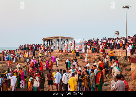 KANYAKUMARI, India - 20 Marzo 2012: Unidentified pellegrini in cerca di sunrise a Kanyakumari città cape nello stato federato di Tamil Nadu in India Foto Stock