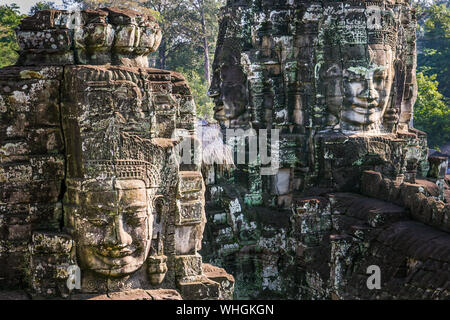 Gigante di pietra si affaccia al tempio Bayon in Angkor Wat, Cambogia Foto Stock