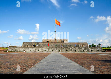 Bandiera Tower Building nella cittadella di Hue. Hue, Vietnam Foto Stock