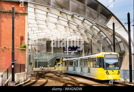 Il tram lascia Manchester Victoria Station Foto Stock