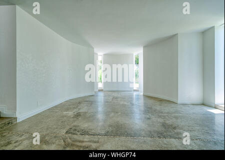 Appartamento vuoto con pareti bianche Foto Stock