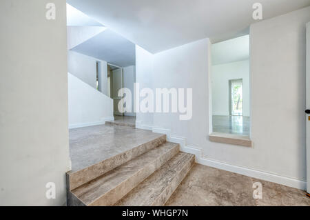 Appartamento vuoto con pareti bianche Foto Stock