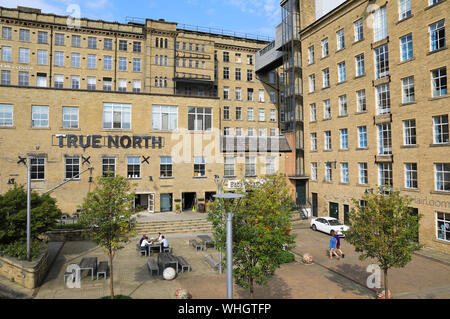 Dean Clough mulini a Halifax, un centro per gli affari e le arti, che si trova su un sito di riferimento, una volta che il mondo la più grande fabbrica di tappeti, West Yorkshire. Foto Stock